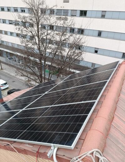 Instalación fotovoltaica en un tejado de vivienda