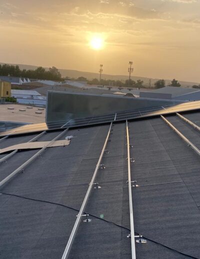 Instalación fotovoltaica en un tejado de vivienda