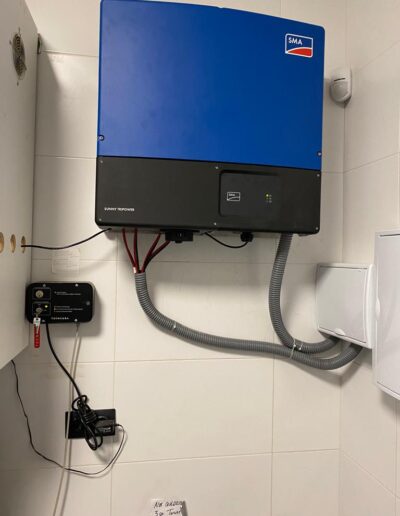 Transformador de energía solar en eléctrica situado en una vivienda