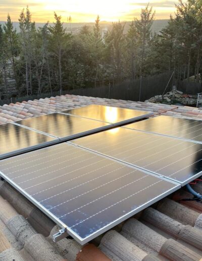 Instalación fotovoltaica en un tejado de vivienda