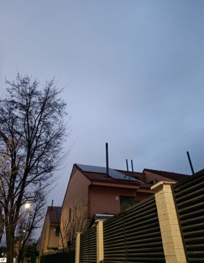 Instalación fotovoltaica en un tejado de vivienda