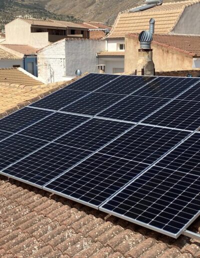 Instalación fotovoltaica en un tejado de vivienda