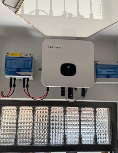 Transformador de energía solar en eléctrica situado en una vivienda