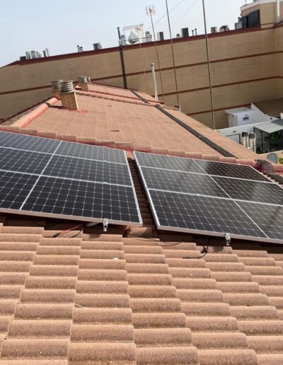 Instalación fotovoltaica en un tejado de vivienda