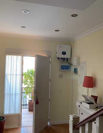 Transformador de energía solar en eléctrica situado en una vivienda