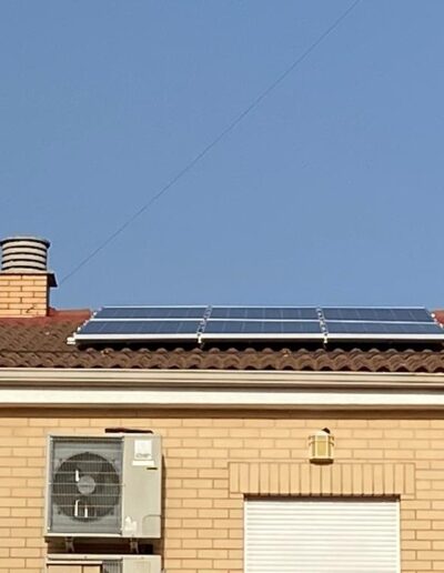 Instalación fotovoltaica en un tejado de vivienda